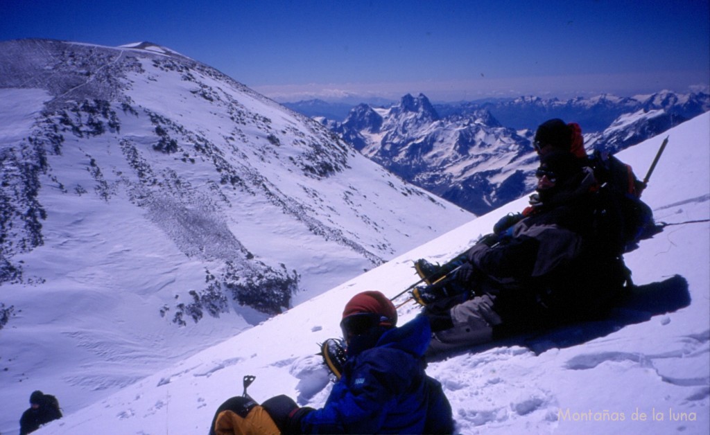 Descanso bajo la cima, en el descenso. A la izquierda la otra cima del Elbrus y al fondo los Ushba